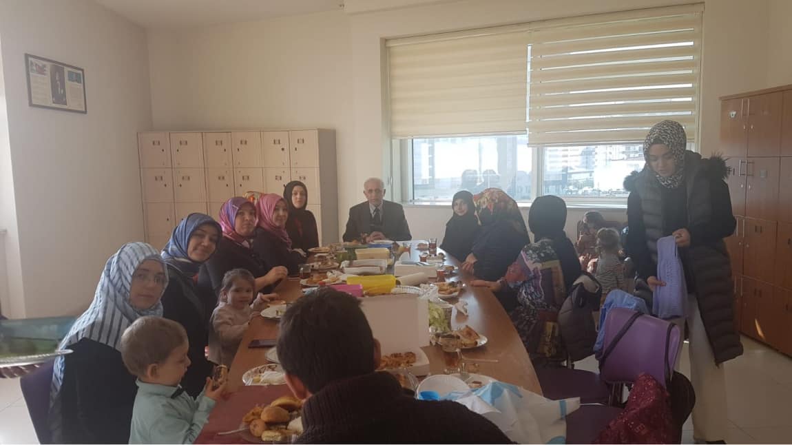 Okul- Veli iletişimini güçlendirmek için velilerimiz ile okul müdürümüz Sayın Orhan Köseoğlu, kahvaltıda bir araya geldiler. Periyodik olarak tüm sınıf velilerimizle bu etkinlik devam edecektir.